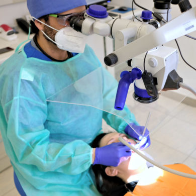 Studio dentistico Conti: microscopio odontoiatrico